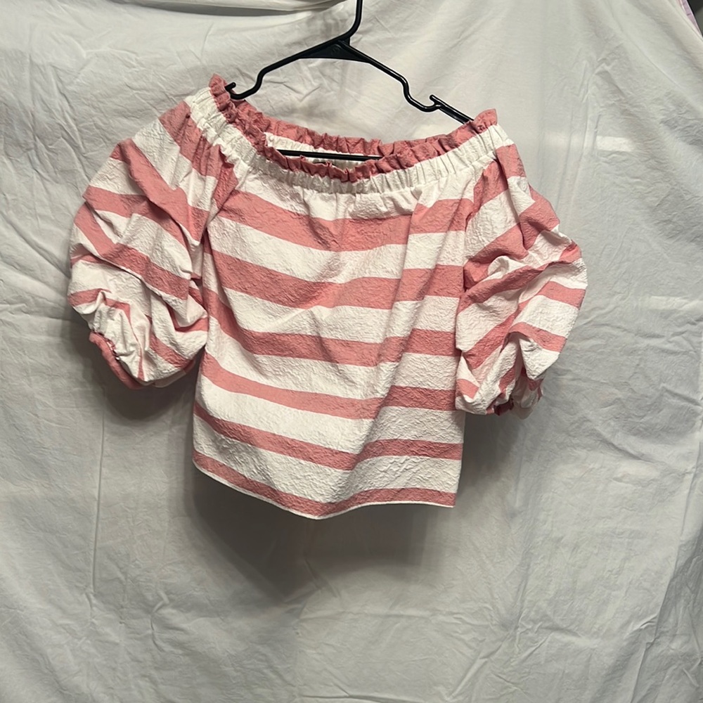Fun summer top. Great condition.